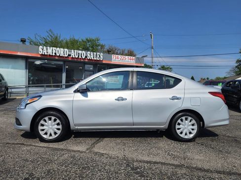 Used 2018 Nissan Versa SV image 3