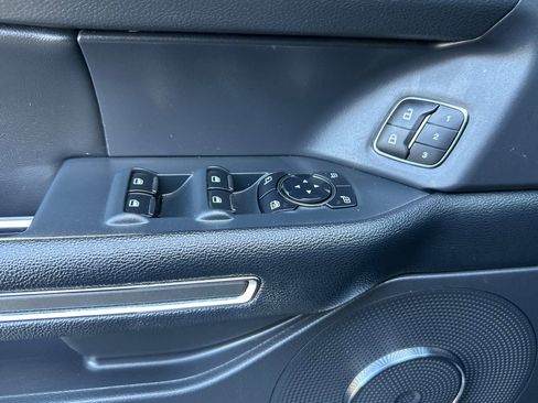 Used 2023 Ford Expedition XLT image 11