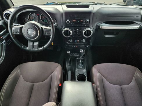 Used 2015 Jeep Wrangler Unlimited Sahara w/ Connectivity Group AWD/4WD image 2