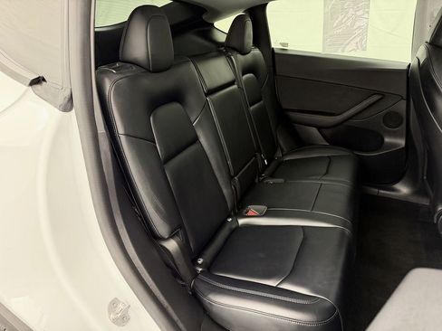 Used 2022 Tesla Model Y Long Range AWD/4WD image 30