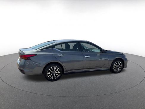 Used 2025 Nissan Altima 2.5 SV FWD image 12