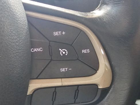 Used 2016 Jeep Renegade Latitude w/ Popular Equipment Group image 24