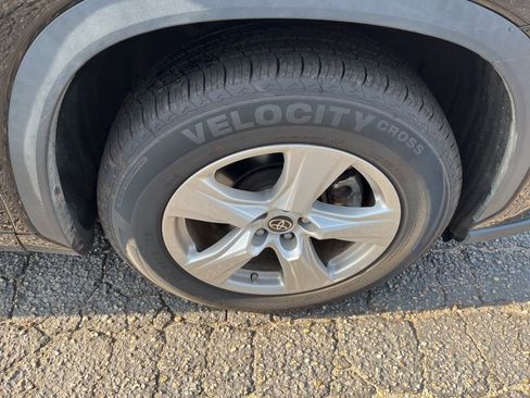 Used 2023 Toyota Highlander L image 31