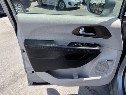 Used 2019 Chrysler Pacifica Touring-L Plus FWD image 10