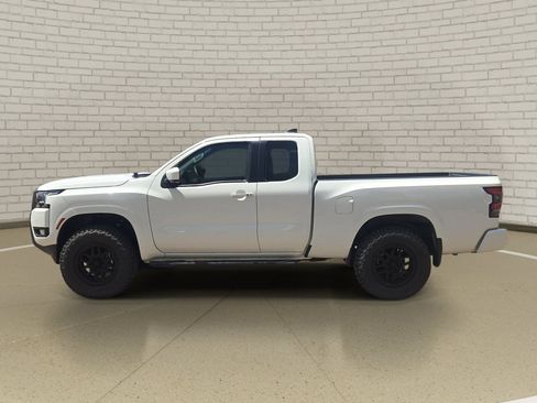 Certified 2025 Nissan Frontier SV w/ SV Convenience Package RWD image 8