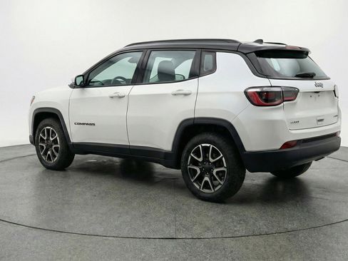 Used 2025 Jeep Compass Trailhawk AWD/4WD image 6