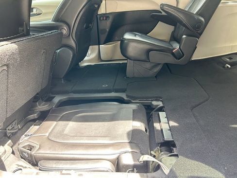 Used 2023 Chrysler Pacifica Touring-L FWD image 23