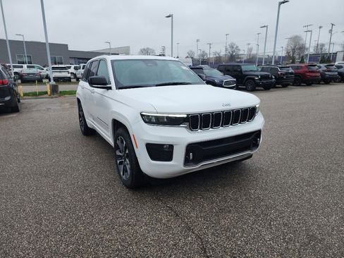 Used 2023 Jeep Grand Cherokee Overland w/ Luxury Tech Group IV image 9