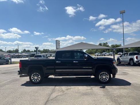 Used 2018 GMC Sierra 2500 Denali w/ Duramax Plus Package AWD/4WD image 4