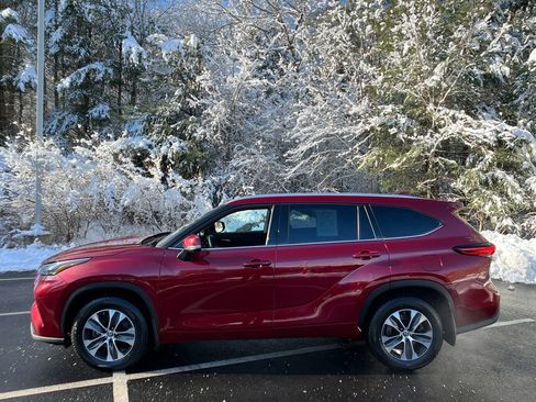 Used 2022 Toyota Highlander XLE image 2