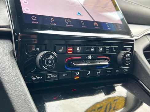 Used 2023 Jeep Grand Cherokee Limited w/ Luxury Tech Group II image 40