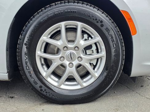 Used 2024 Chrysler Pacifica Touring-L FWD image 9