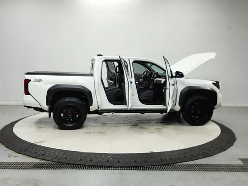 Used 2024 Toyota Tacoma TRD Off-Road w/ TRD Off Road Upgrade Package AWD/4WD image 17