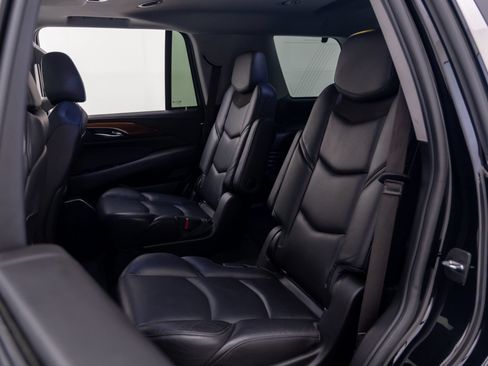 Used 2019 Cadillac Escalade Luxury AWD/4WD image 17