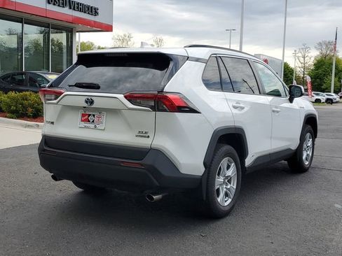 Used 2021 Toyota RAV4 XLE w/ Convenience Package AWD/4WD image 4