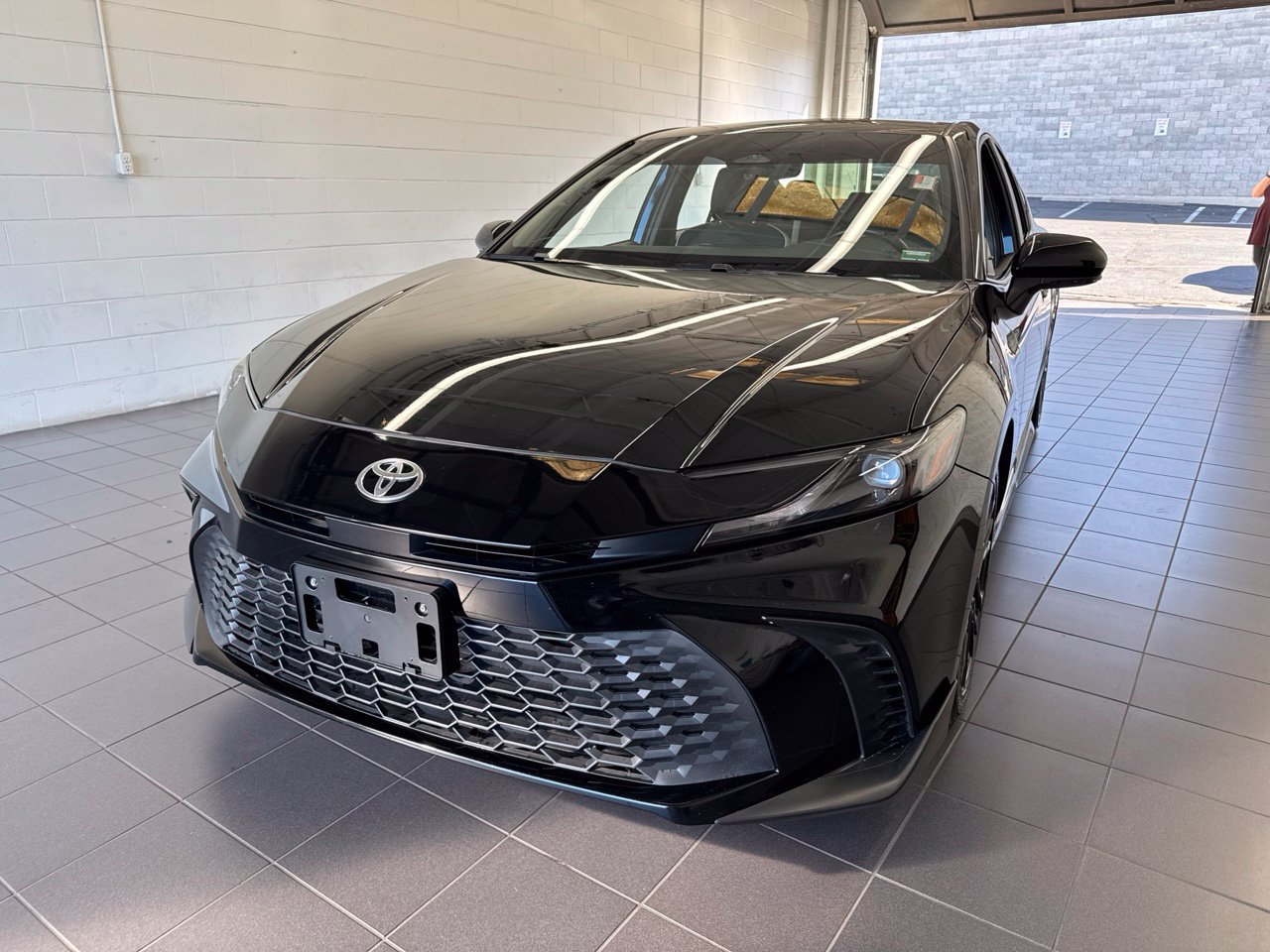 Used 2025 Toyota Camry SE w/ Convenience Package FWD image 3