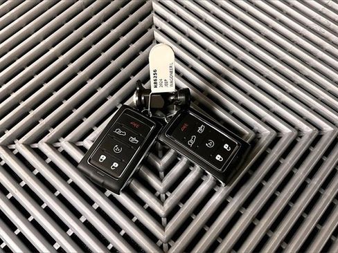 Used 2024 Jeep Wagoneer L Series III w/ Premium Group I image 9