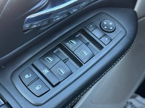Used 2014 Chrysler Town & Country Touring FWD image 18