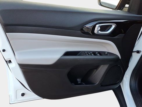 Used 2024 Jeep Compass Limited image 8