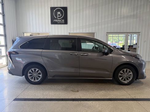 Used 2024 Toyota Sienna XLE AWD/4WD image 5