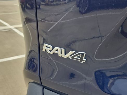 Used 2021 Toyota RAV4 XLE Premium image 12