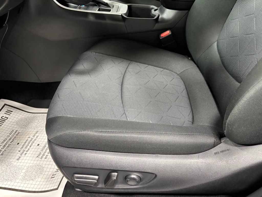 Used 2025 Toyota RAV4 XLE AWD/4WD image 13
