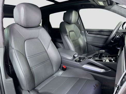 Used 2022 Porsche Cayenne Turbo w/ Assistance Package image 35