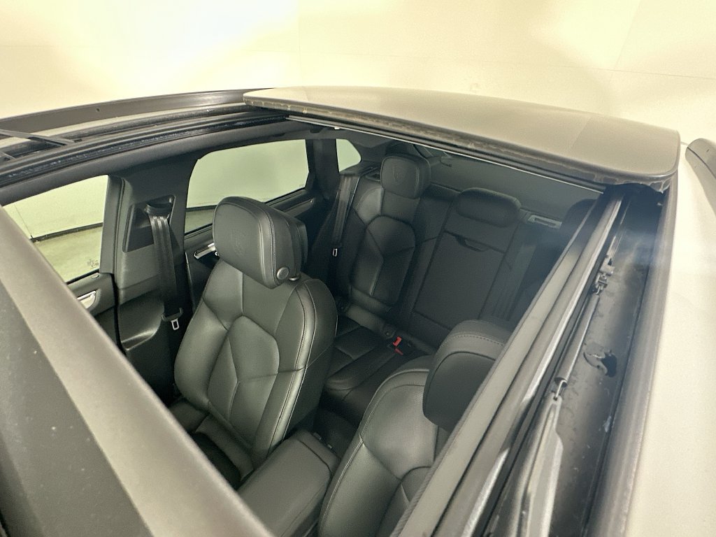 Certified 2025 Porsche Macan AWD/4WD image 14