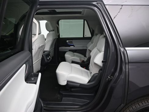 Certified 2025 Ford Expedition Max Platinum w/ Driver's Package AWD/4WD image 21