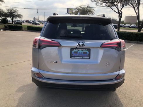 Used 2018 Toyota RAV4 LE w/ Carpet Mat Package AWD/4WD image 7