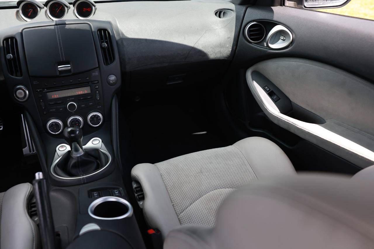 Used 2009 Nissan 370Z Touring RWD image 18
