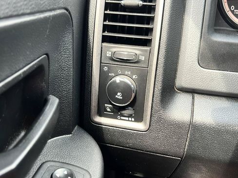Used 2017 RAM 1500 Express RWD image 25