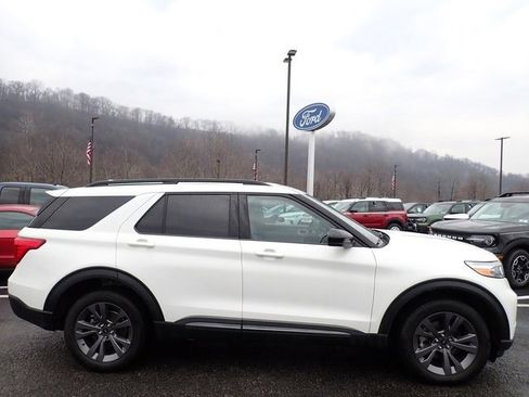 Used 2023 Ford Explorer XLT w/ Equipment Group 202A image 4
