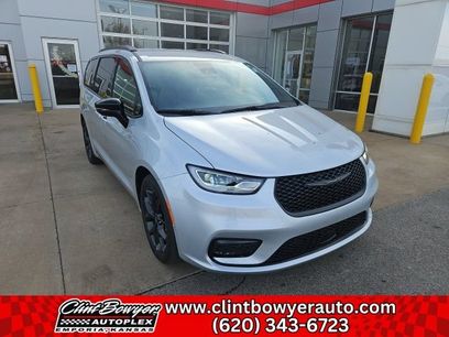 New 2026 Chrysler Pacifica Select w/ S Appearance Package