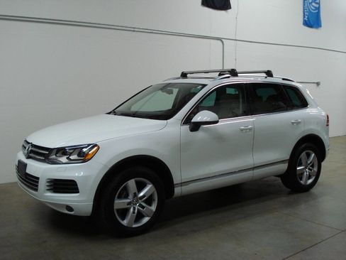 Used 2013 Volkswagen Touareg Sport image 4
