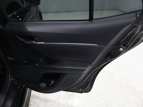 Used 2018 Toyota Camry SE image 18