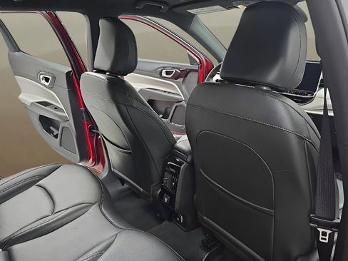 Used 2025 Jeep Compass Limited image 17