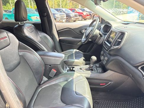 Used 2020 Jeep Cherokee Trailhawk AWD/4WD image 28
