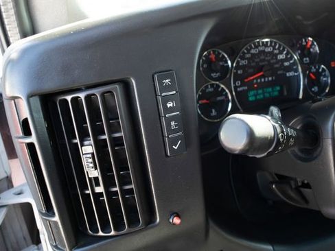 Used 2017 Chevrolet Express 3500 Extended image 13