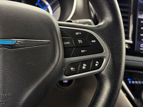 Used 2021 Chrysler Pacifica Touring w/ Uconnect Theater Family Group image 21