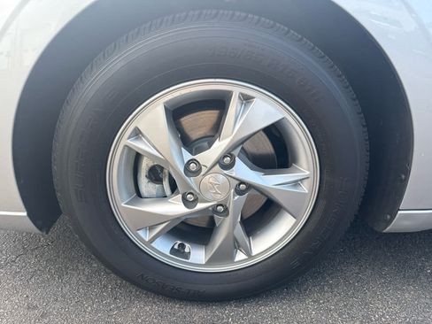 Used 2021 Hyundai Elantra SE FWD image 9