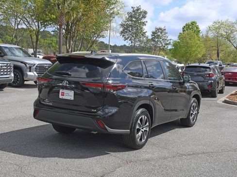 Used 2025 Toyota Highlander XLE image 4