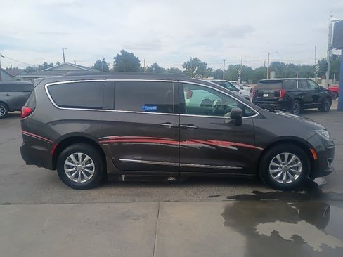 Used 2017 Chrysler Pacifica Touring-L FWD image 5