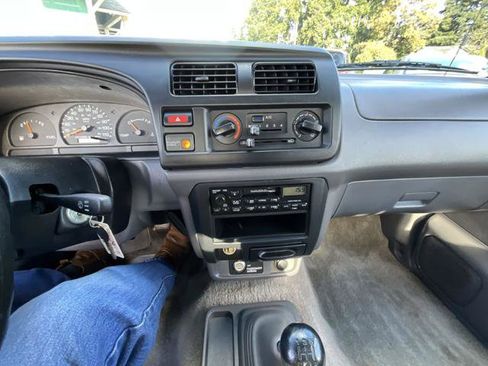 Used 1999 Nissan Frontier XE image 12
