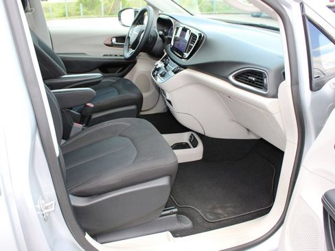 Used 2024 Chrysler Voyager LX FWD image 6