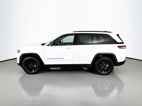 Used 2025 Jeep Grand Cherokee Altitude AWD/4WD image 11