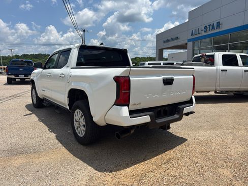 Used 2025 Toyota Tacoma SR5 AWD/4WD image 4