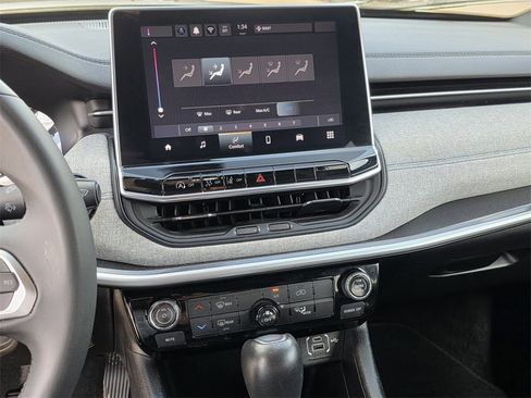 Used 2024 Jeep Compass Latitude image 9