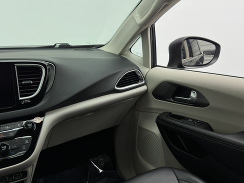Used 2023 Chrysler Pacifica Touring-L FWD image 30