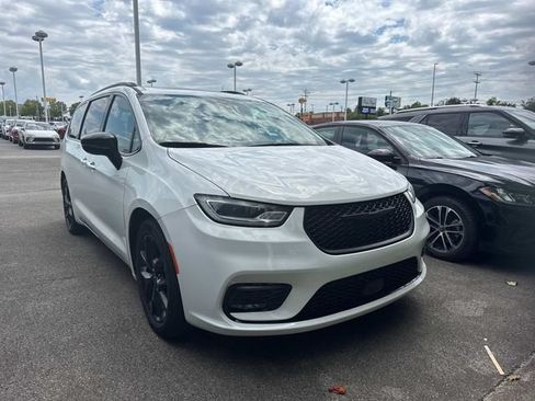 Used 2025 Chrysler Pacifica Limited FWD image 2